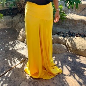 Gorgeous yellow Carolina Herrera Long A Line skirt. NWT size 8.